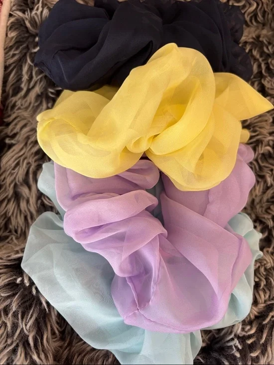 FREE PEOPLE SCRUNCHIES💗🪻🦋 - Picture 1 of 2